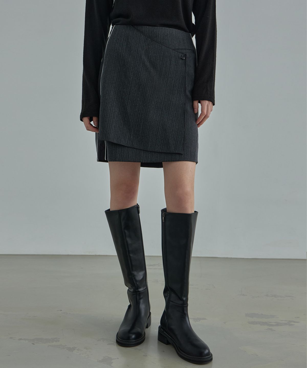 무아르모아(MOIREMOA) mono nylon wrap skirt - black