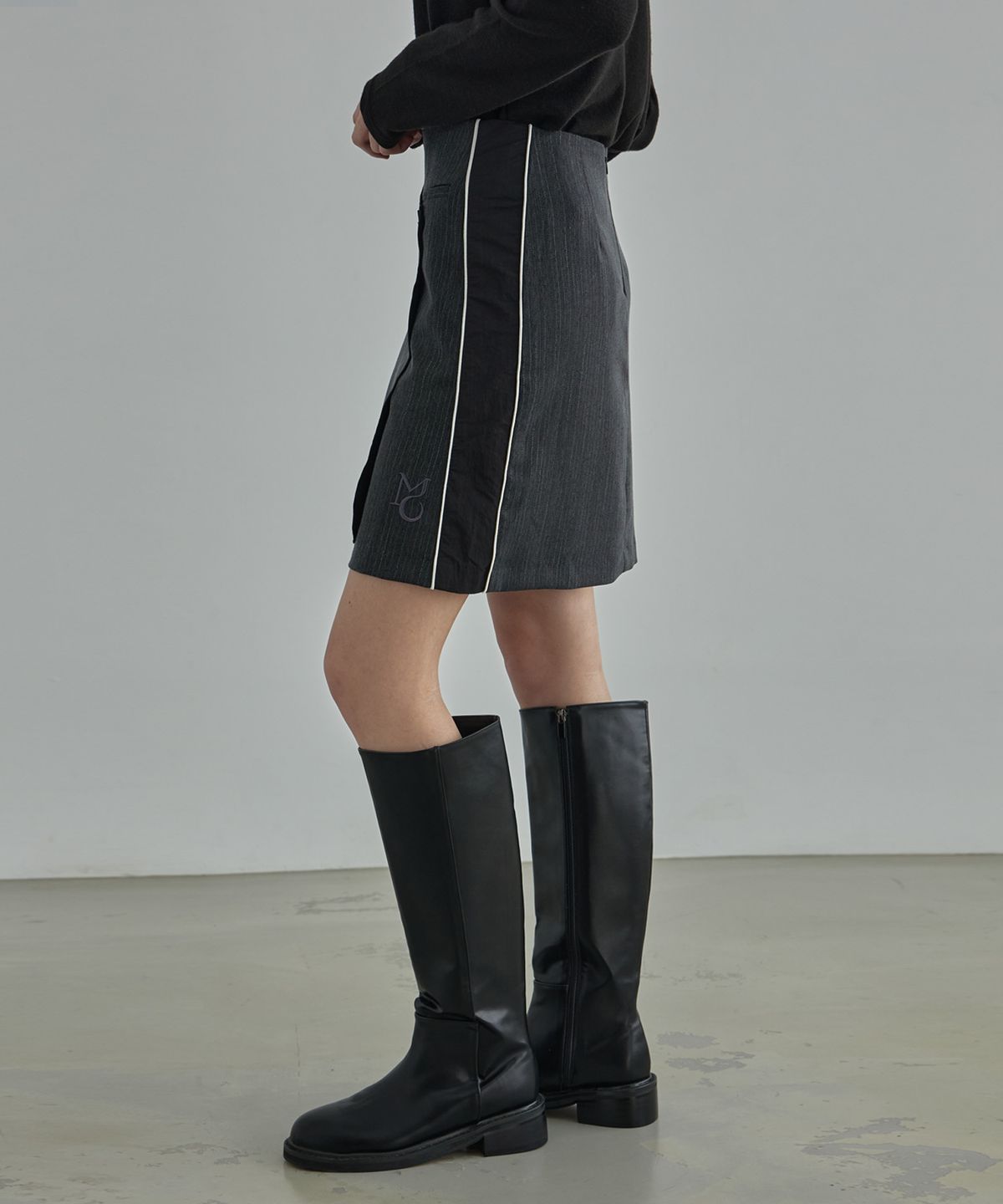 무아르모아(MOIREMOA) mono nylon wrap skirt - black