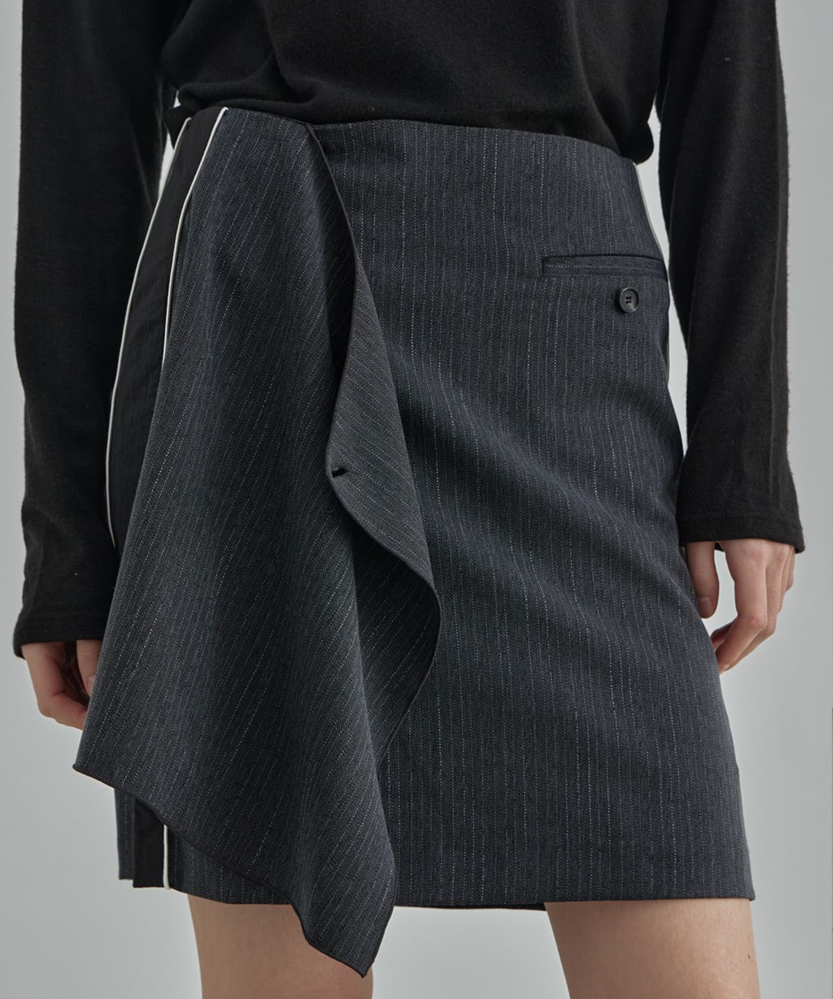 무아르모아(MOIREMOA) mono nylon wrap skirt - black