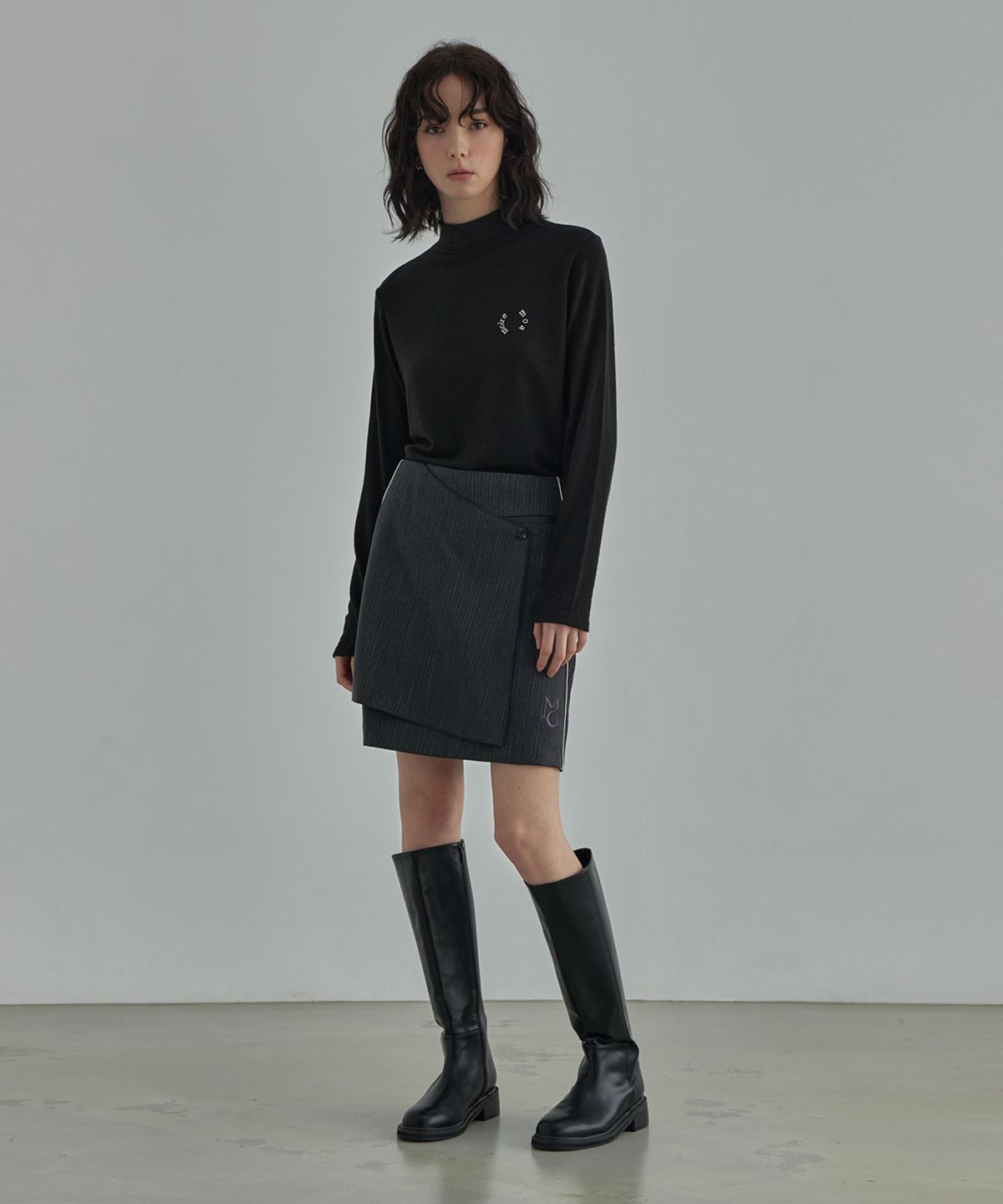 무아르모아(MOIREMOA) mono nylon wrap skirt - black