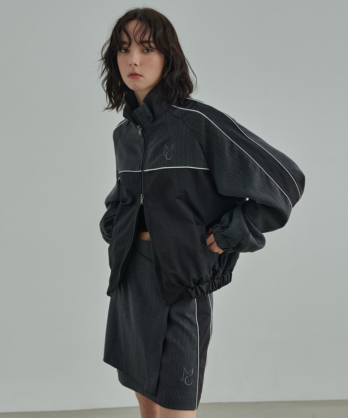 무아르모아(MOIREMOA) mono nylon wrap skirt - black