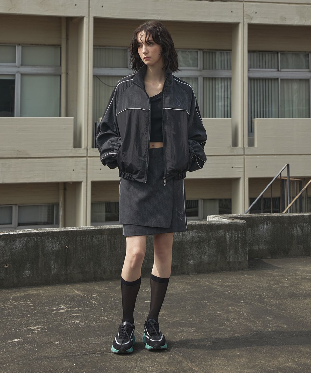 무아르모아(MOIREMOA) mono nylon wrap skirt - black