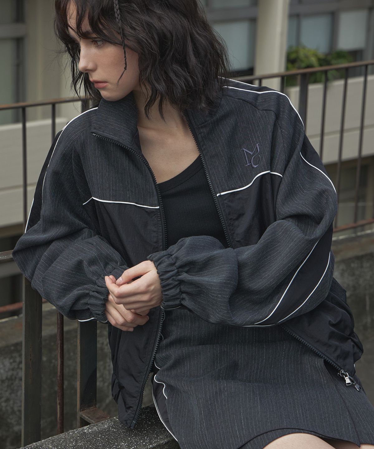 무아르모아(MOIREMOA) mono nylon wrap skirt - black