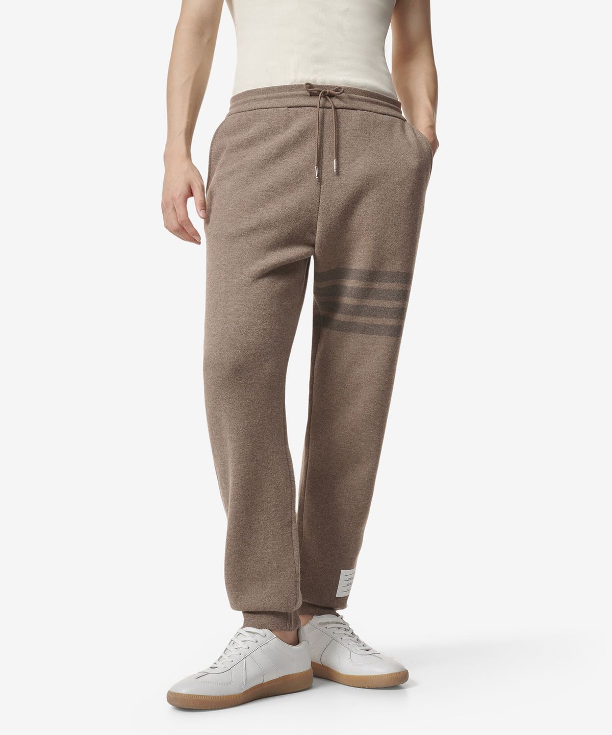 톰 브라운(THOM BROWNE) 루프백 4바 스웻팬츠 - 브라운 / MJQ179AJ0088210