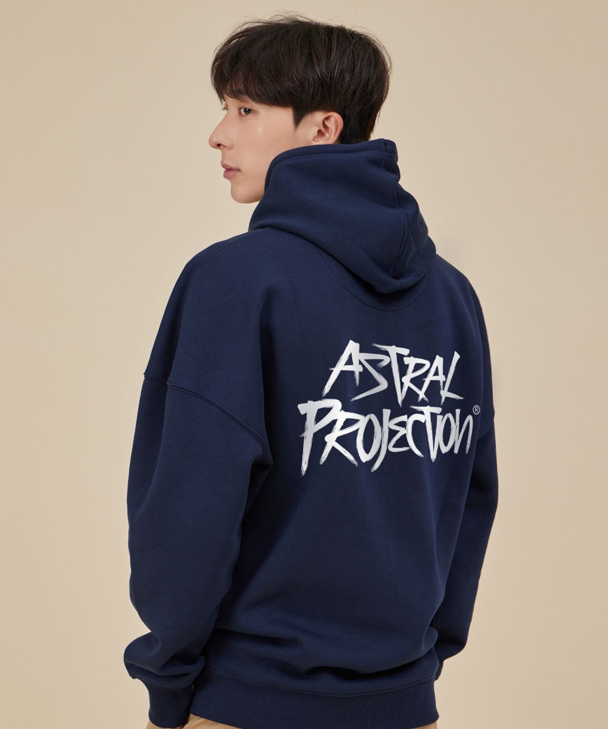 아스트랄 프로젝션(ASTRAL PROJECTION) 그래피티 레터링 오버핏 와이드 숄더 후디_네이비