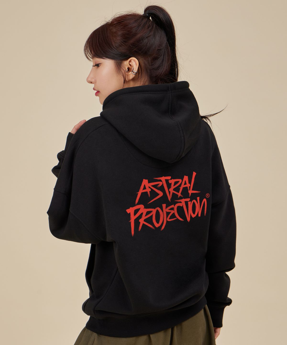아스트랄 프로젝션(ASTRAL PROJECTION) 그래피티 레터링 오버핏 와이드 숄더 후디_블랙