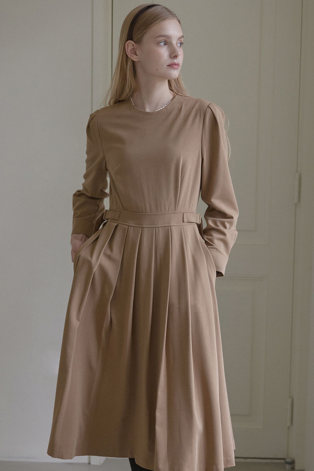 논로컬(NONLOCAL) Round Belted Pleats Dress - Beige