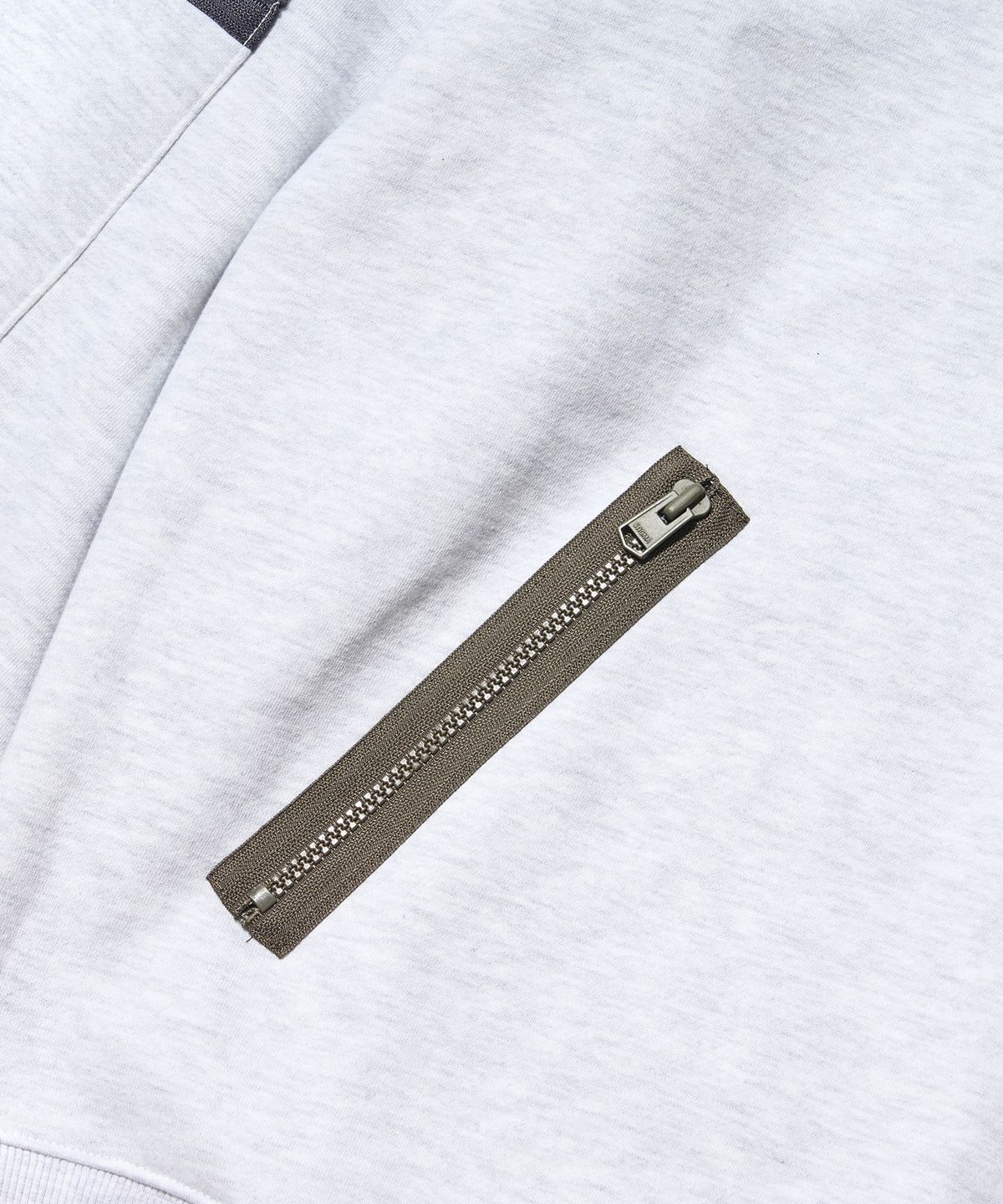 스티그마(STIGMA) ZIPPER OVERSIZED CREWNECK WHITE MELANGE
