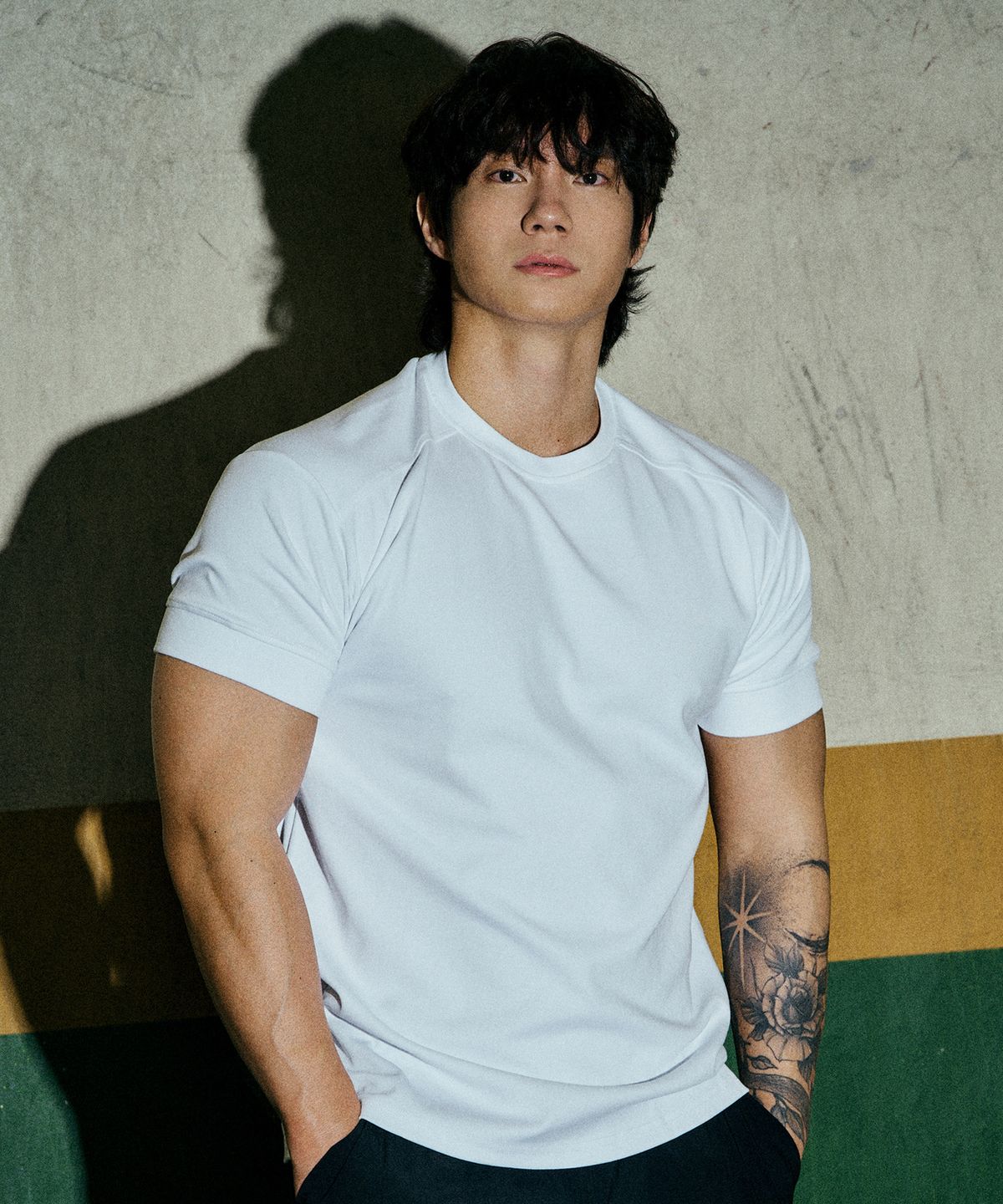 제이엘브(JELEVE) 숄더 라인 절개 머슬핏 숏슬리브