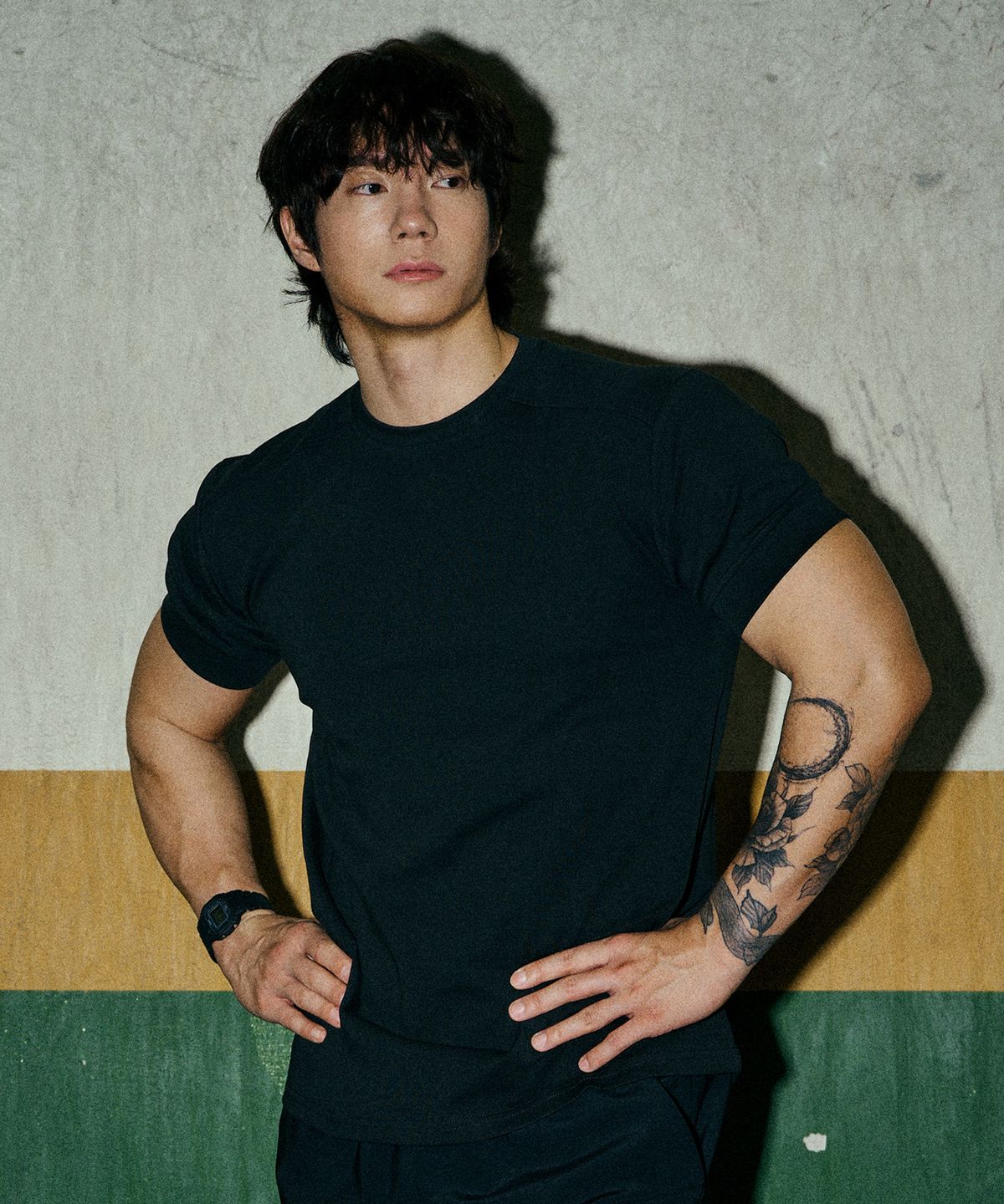 제이엘브(JELEVE) 숄더 라인 절개 머슬핏 숏슬리브