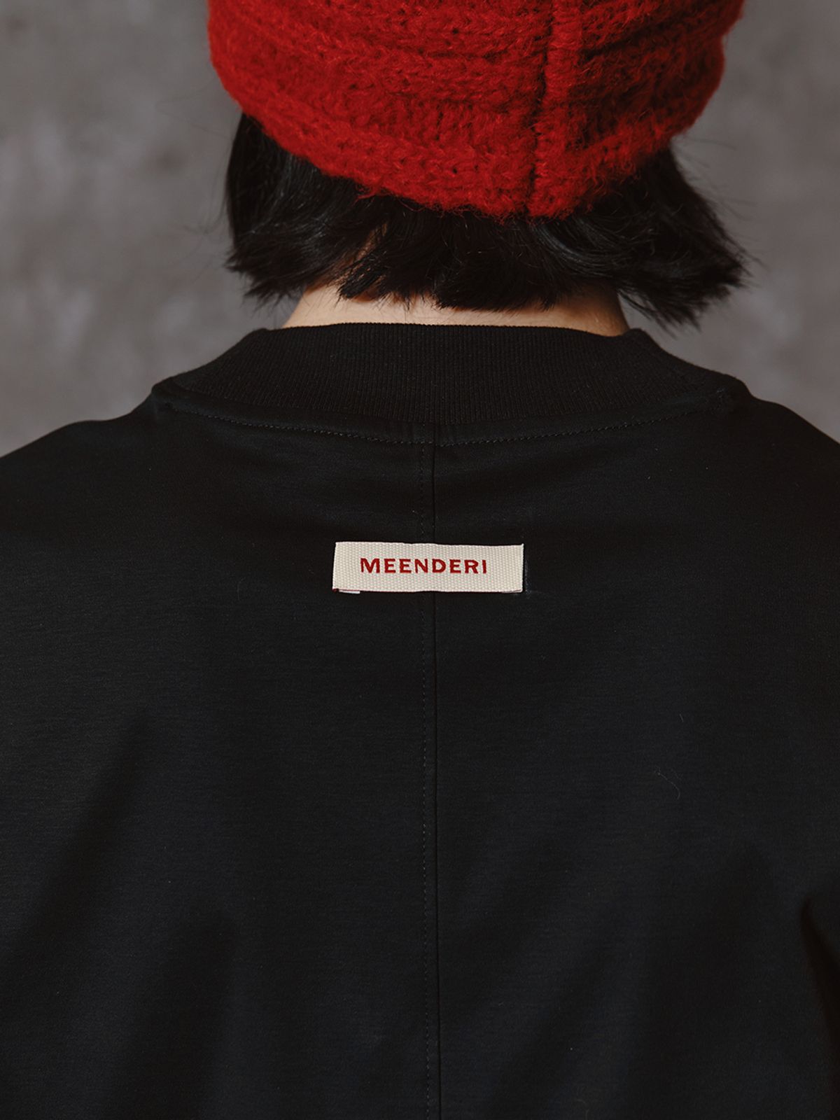 민더리(MEENDERI) MEENDERI LOGO BASIC T-SHIRT - BLACK