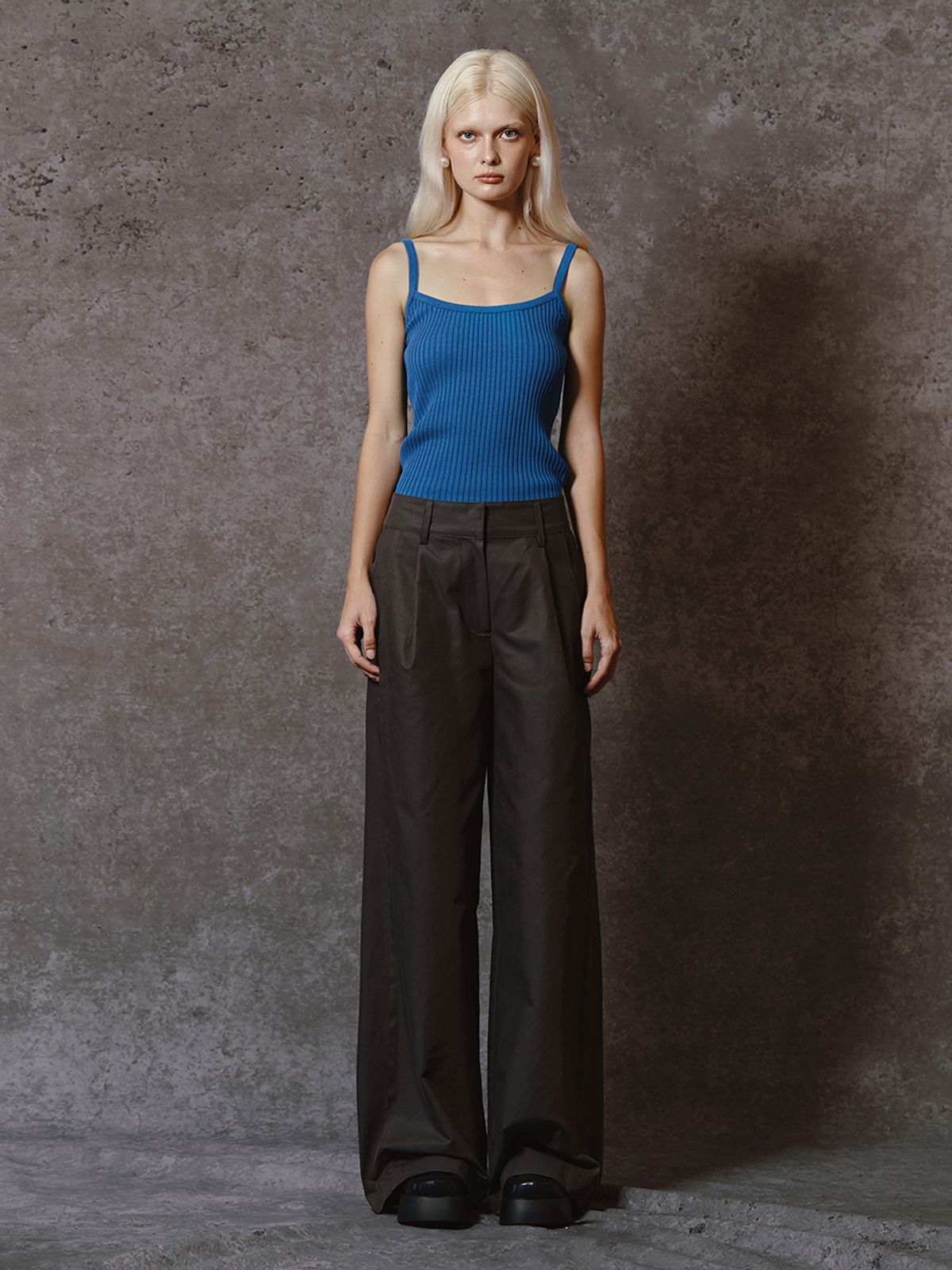 민더리(MEENDERI) RIBBED SLEEVELESS KNIT TOP - BLUE