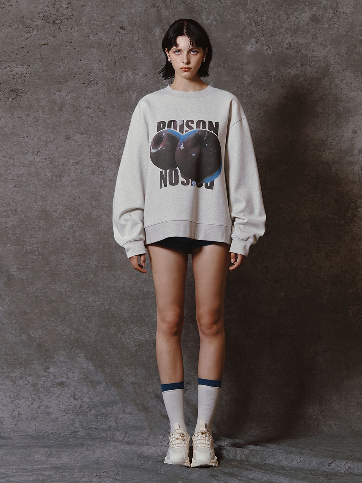 민더리(MEENDERI) POISONED APPLE SWEATSHIRT - OATMEAL
