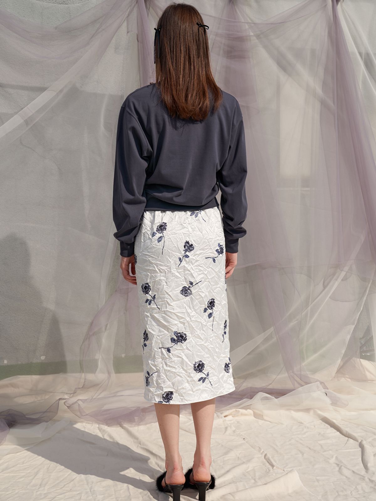 쏘리, 투 머치 러브(SORRY, TOO MUCH LOVE) White Natural Flower Satin Skirt_White