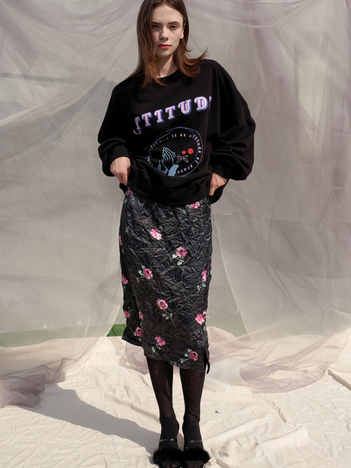 쏘리, 투 머치 러브(SORRY, TOO MUCH LOVE) White Natural Flower Satin Skirt_Black