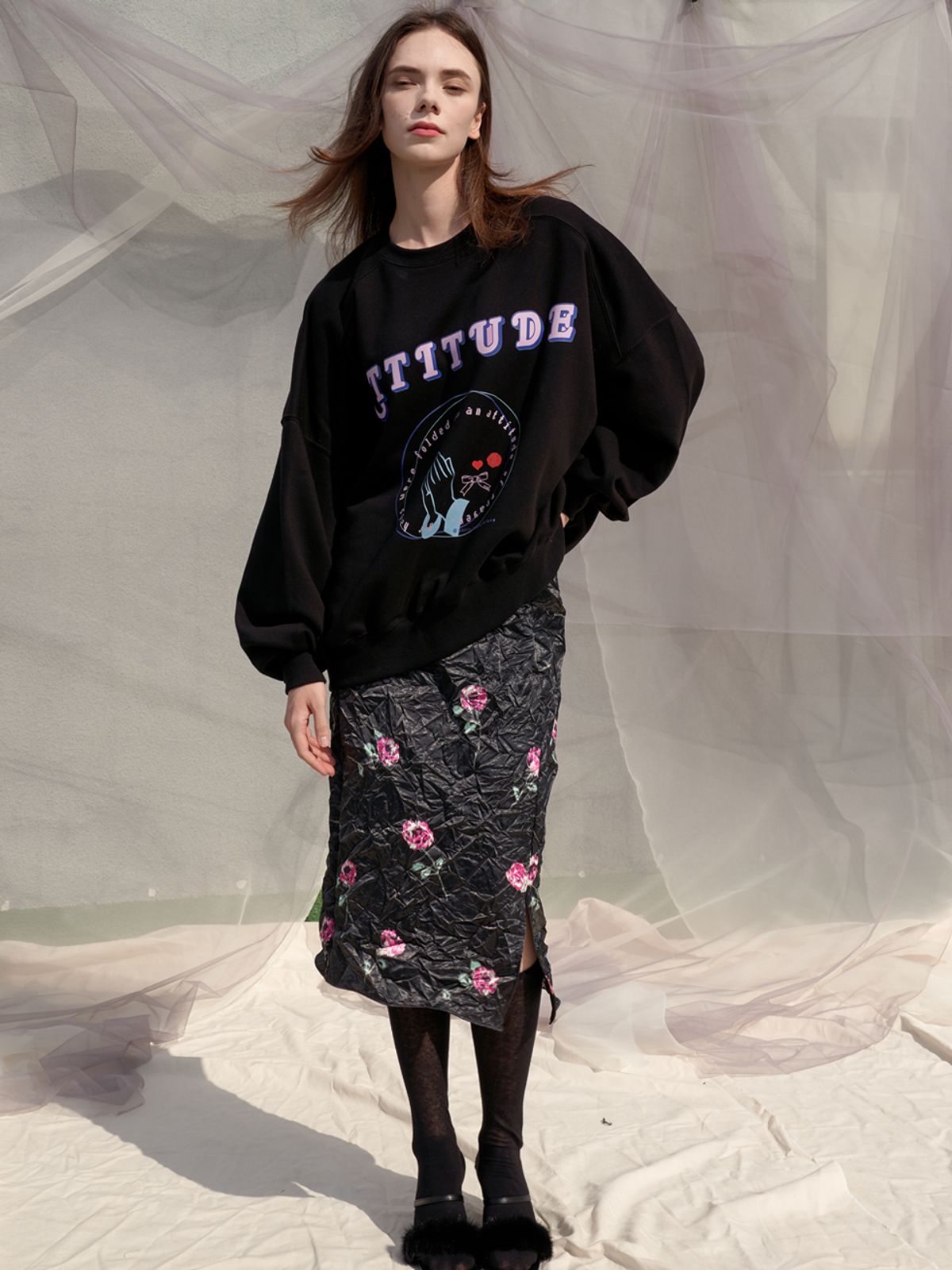 쏘리, 투 머치 러브(SORRY, TOO MUCH LOVE) White Natural Flower Satin Skirt_Black