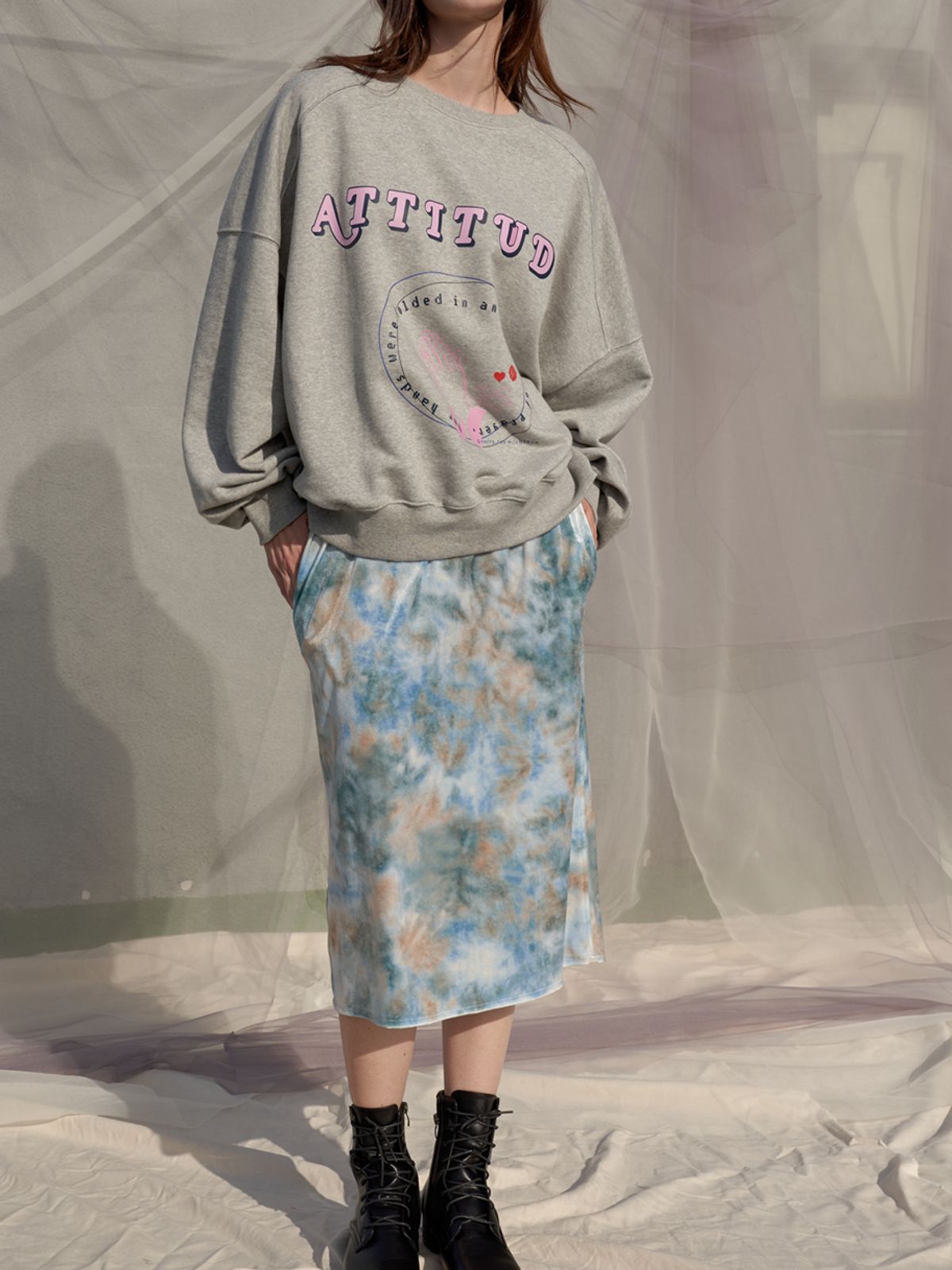 쏘리, 투 머치 러브(SORRY, TOO MUCH LOVE) Claude Sunrise Velvet Midi Skirt_Blue