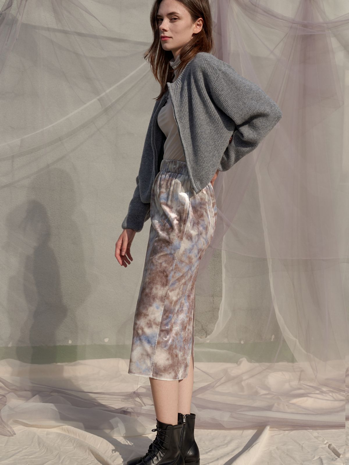 쏘리, 투 머치 러브(SORRY, TOO MUCH LOVE) Claude Sunrise Velvet Midi Skirt_Brown