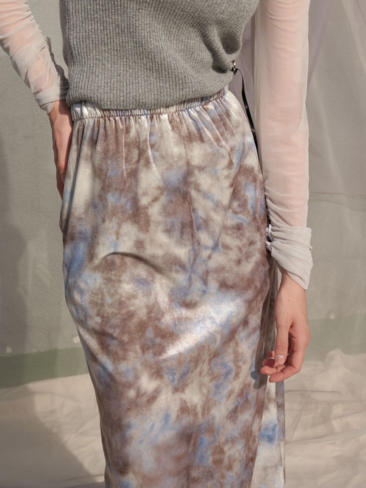 쏘리, 투 머치 러브(SORRY, TOO MUCH LOVE) Claude Sunrise Velvet Midi Skirt_Brown