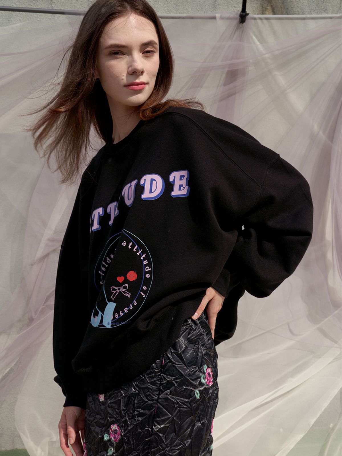 쏘리, 투 머치 러브(SORRY, TOO MUCH LOVE) Attitude Loosefit Sweatshirt_Black