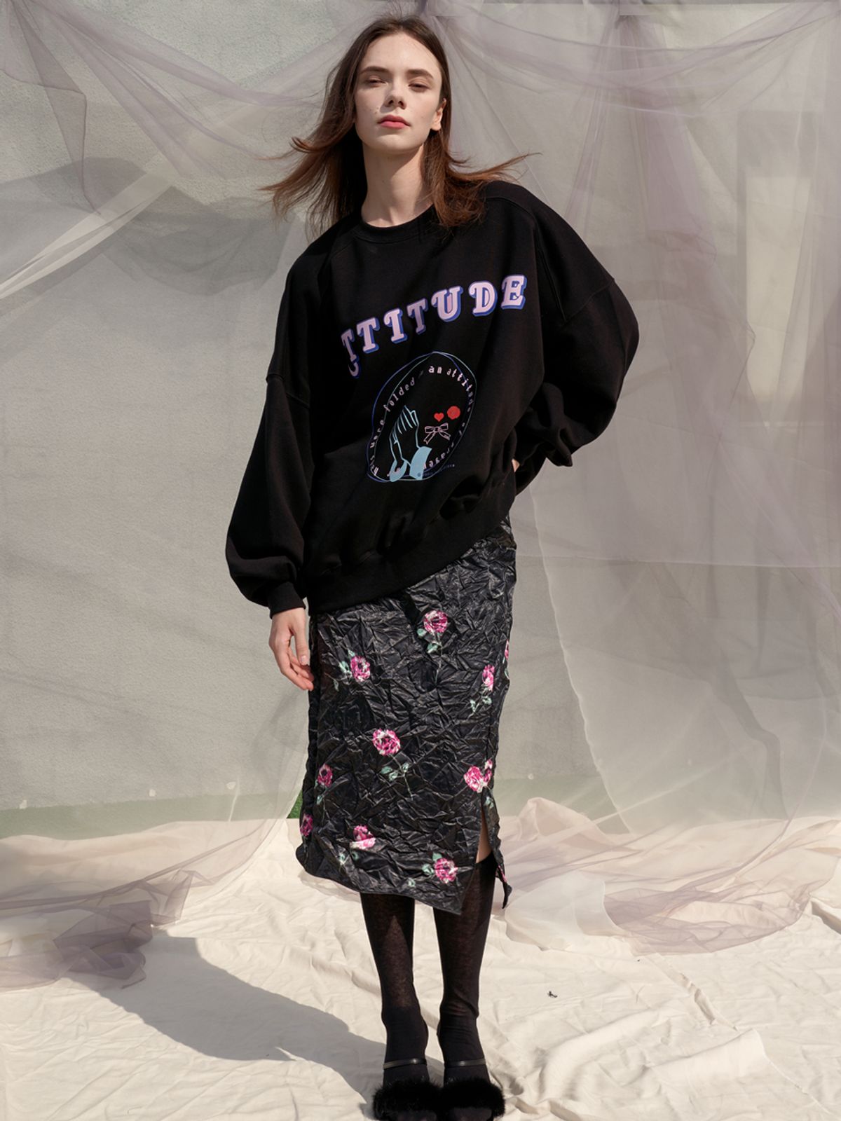 쏘리, 투 머치 러브(SORRY, TOO MUCH LOVE) Attitude Loosefit Sweatshirt_Black