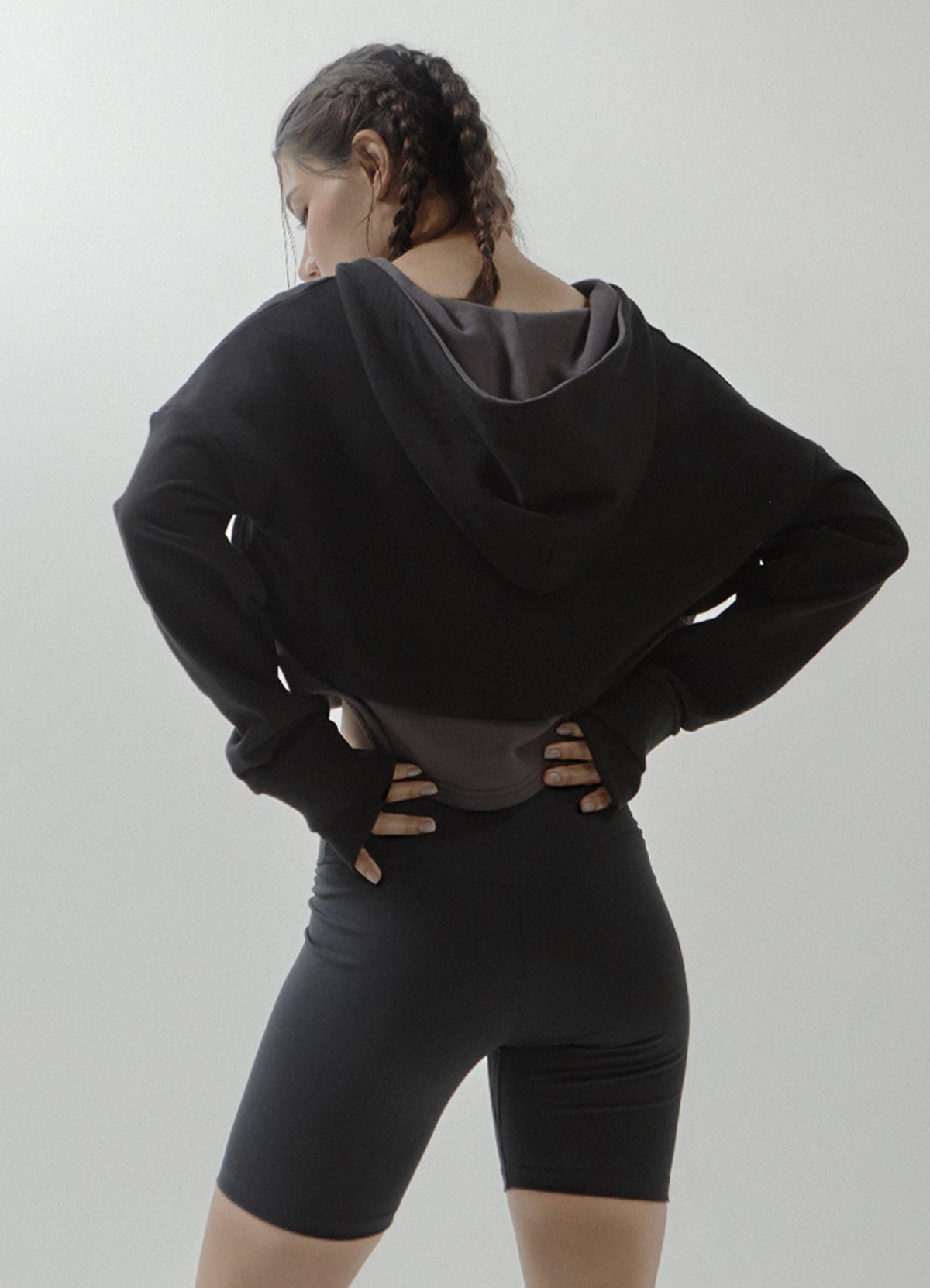세니크(SENIK) Boxer crop hoodie - Black