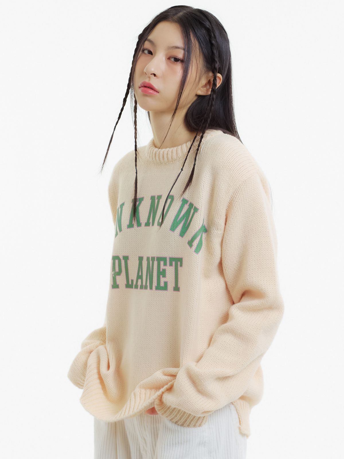 언노운 플라넷(UNKNOWN PLANET) 바시티 로고 니트 베이지