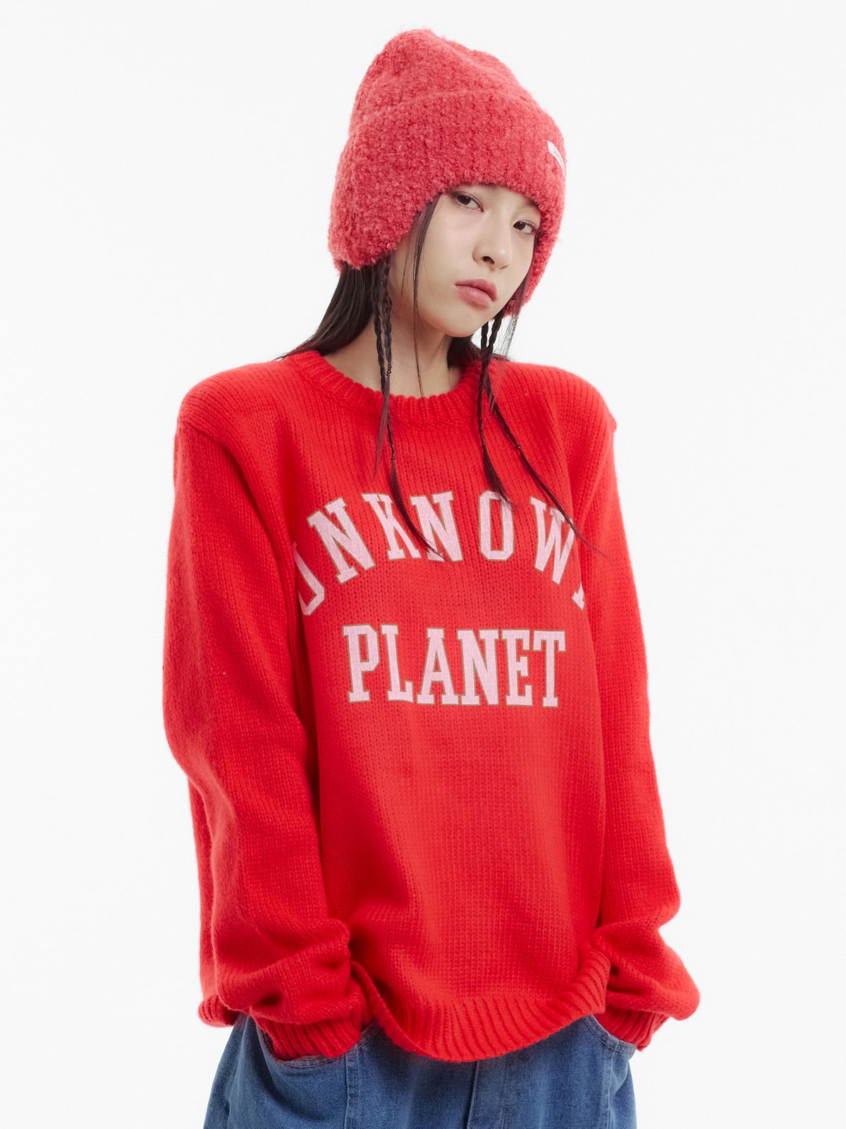 언노운 플라넷(UNKNOWN PLANET) 바시티 로고 니트 레드