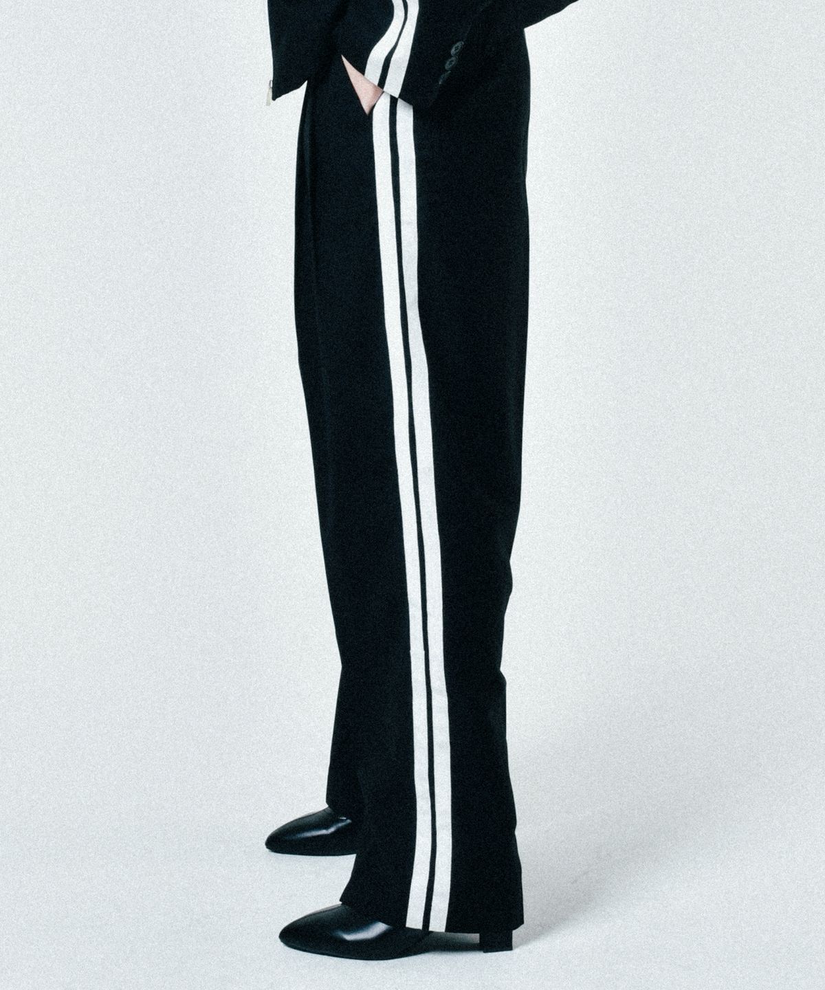 씨오엠이(COME) [UNISEX] Satin-Trimmed Racing Trousers (Black)