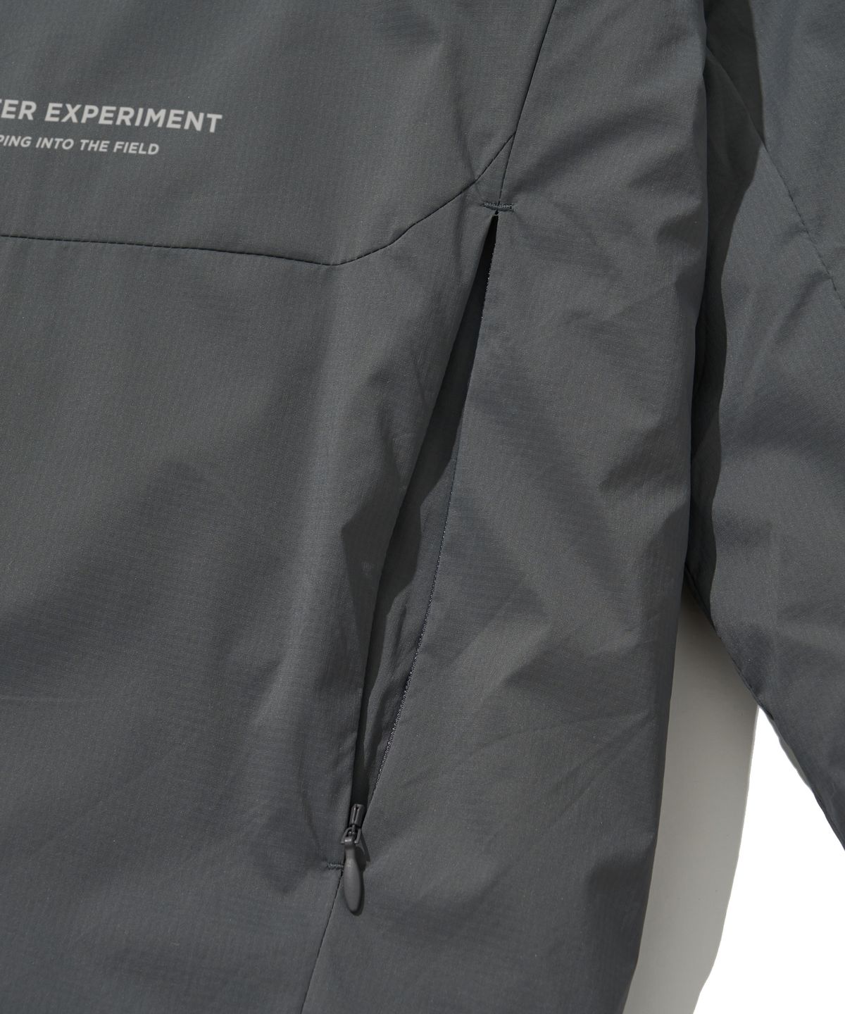 웰터 익스페리먼트(WELTER EXPERIMENT) LIGHT PRIMALOFT HOOD JACKET_CHARCOAL_WOL041