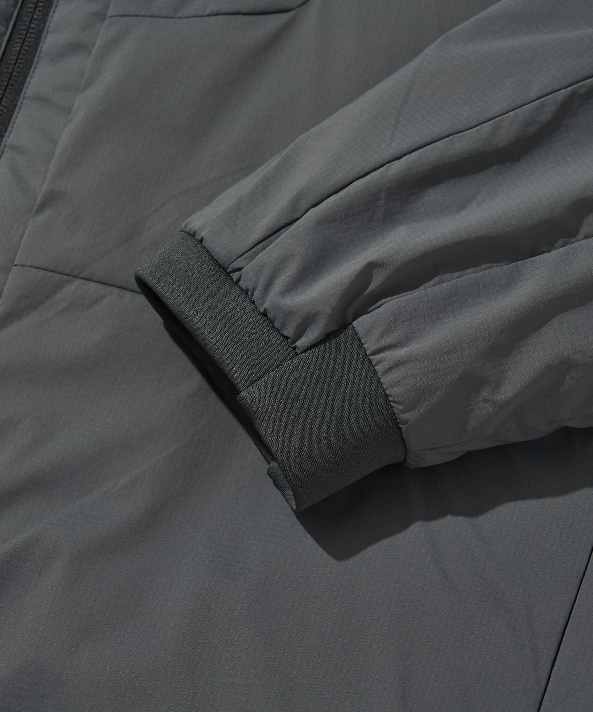 웰터 익스페리먼트(WELTER EXPERIMENT) LIGHT PRIMALOFT HOOD JACKET_CHARCOAL_WOL041