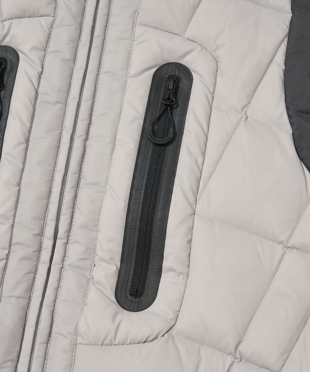 웰터 익스페리먼트(WELTER EXPERIMENT) SHIELD DOWN HOOD VEST_LIGHT GRAY_WOL048