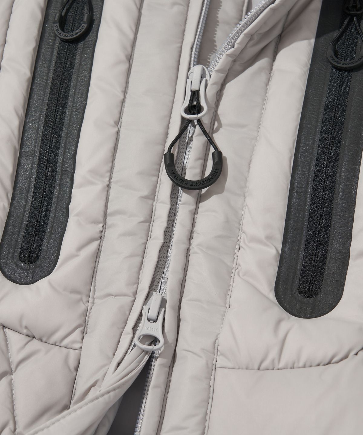 웰터 익스페리먼트(WELTER EXPERIMENT) SHIELD DOWN HOOD VEST_LIGHT GRAY_WOL048