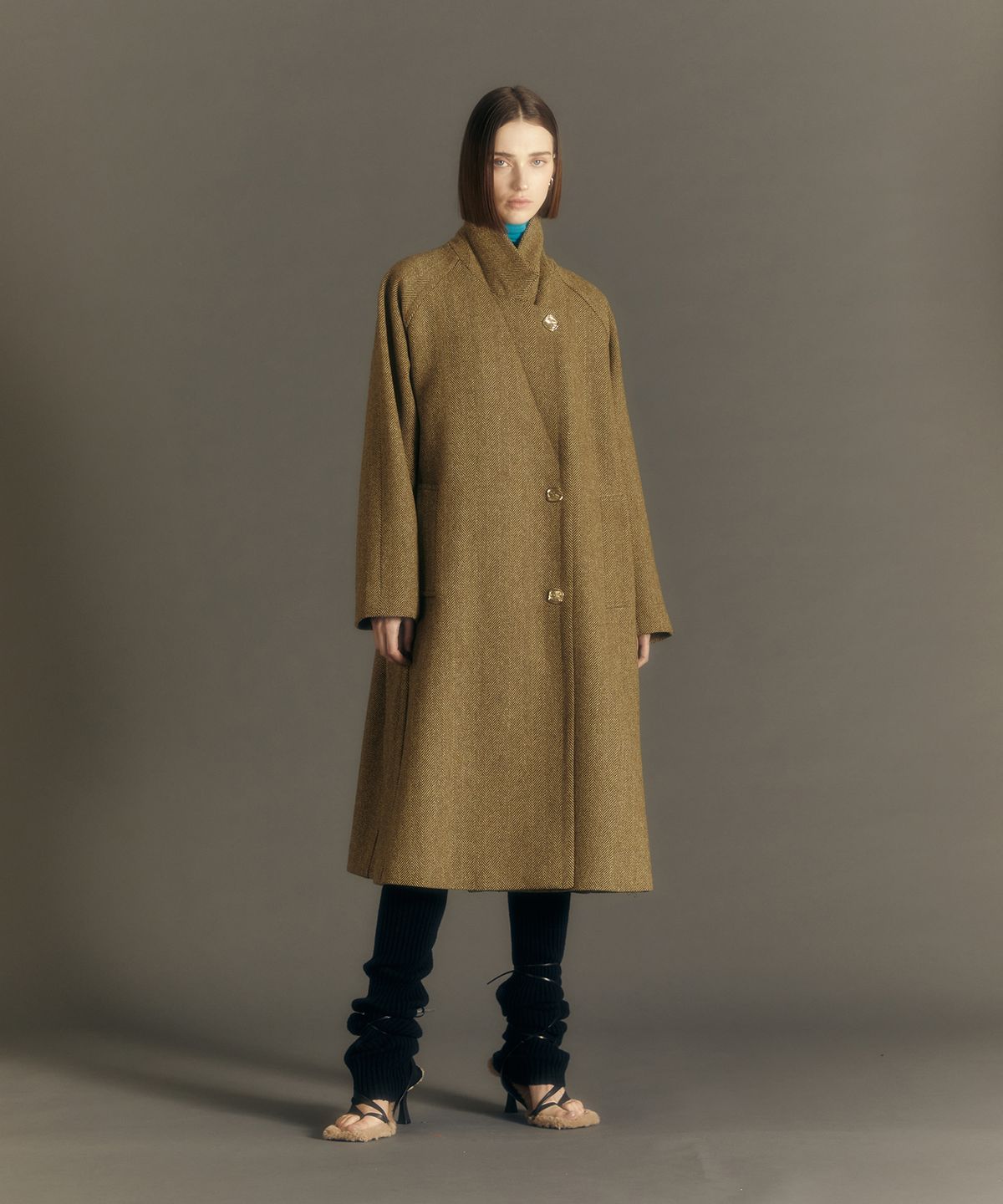 앤더슨벨(ADSB ANDERSSON BELL) 캐린 헤링본 래글런 코트 awa544w(BROWN)