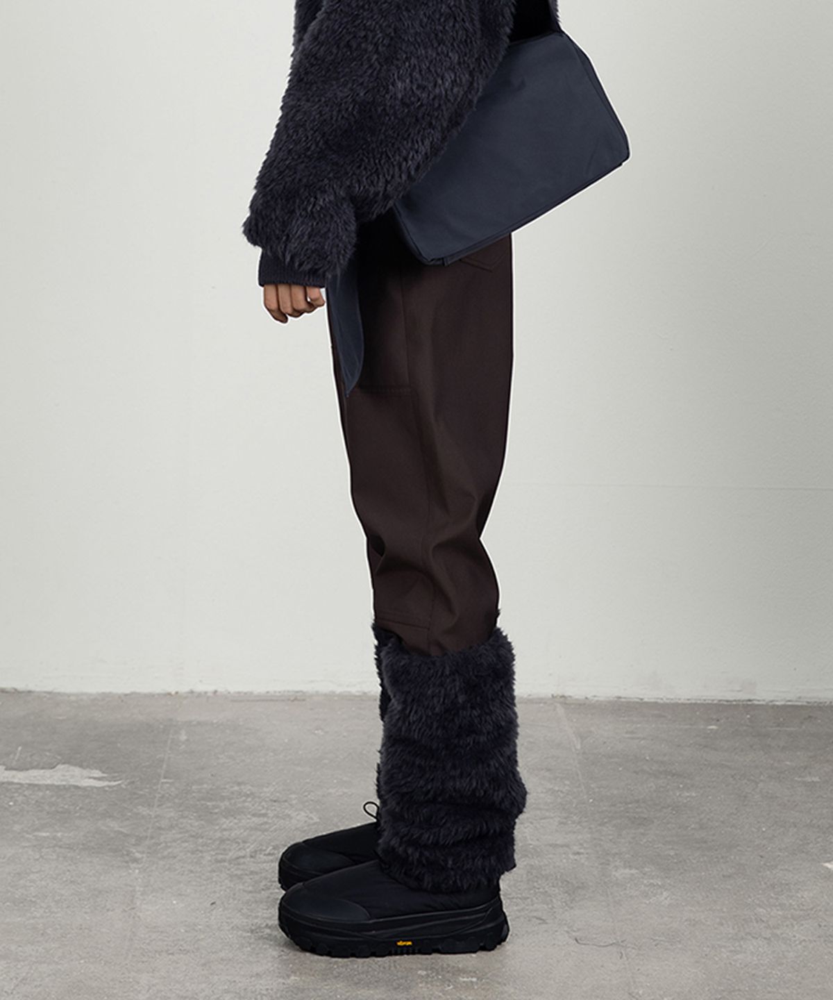 아모멘토(AMOMENTO) HAIRY FUR LEG WARMER_CHARCOAL
