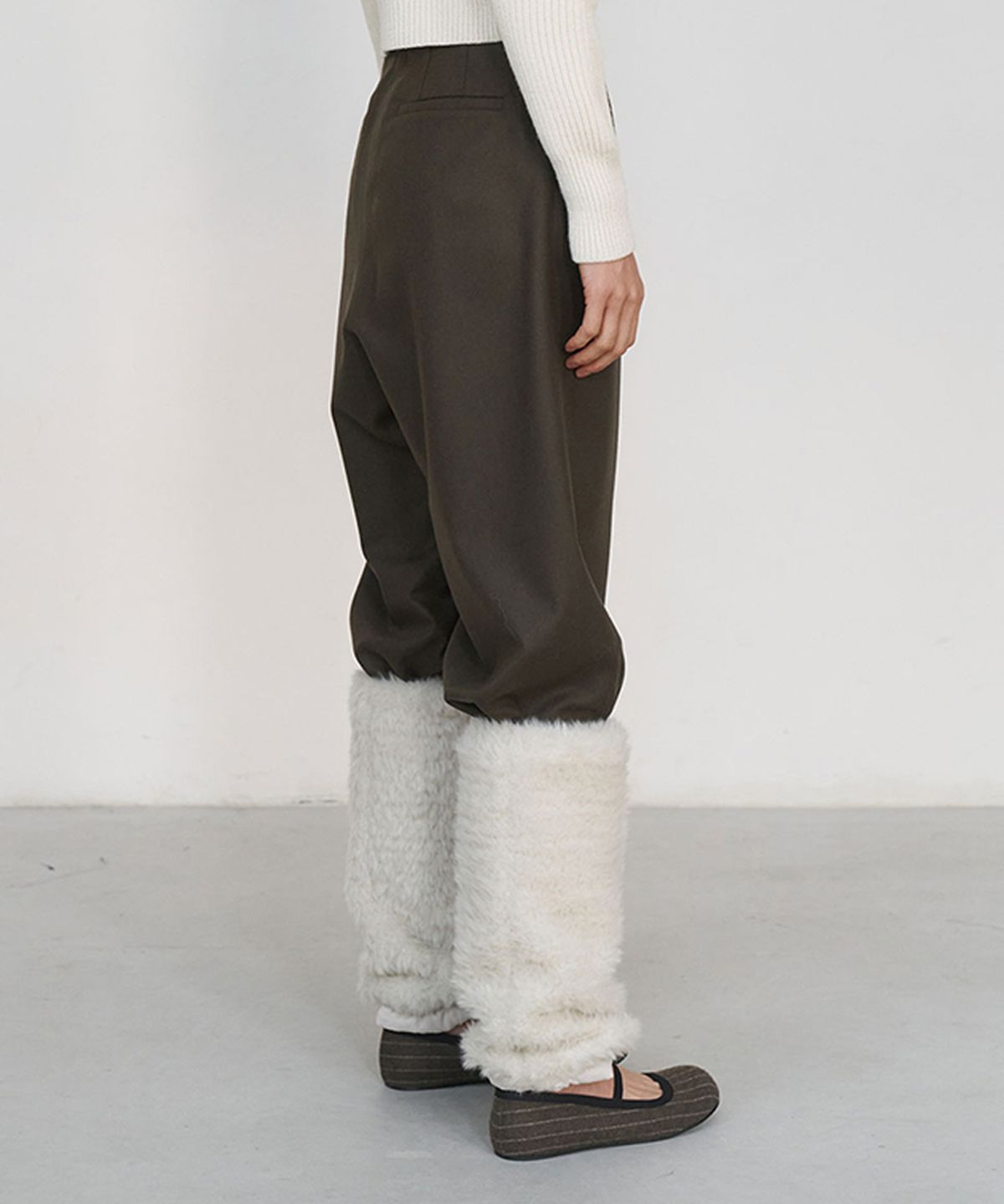 아모멘토(AMOMENTO) HAIRY FUR LEG WARMER_IVORY
