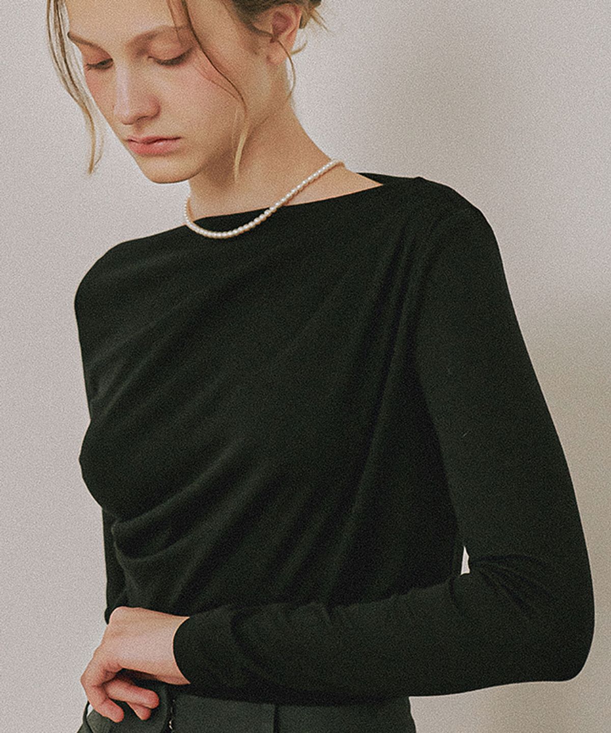 론론(RONRON) DRAPE SHIRRING LONG SLEEVE BLACK