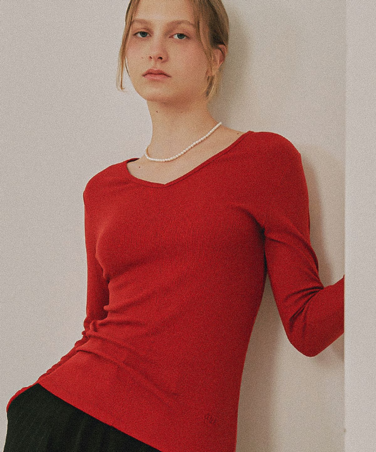 론론(RONRON) V NECK SLIM LONG SLEEVE RED
