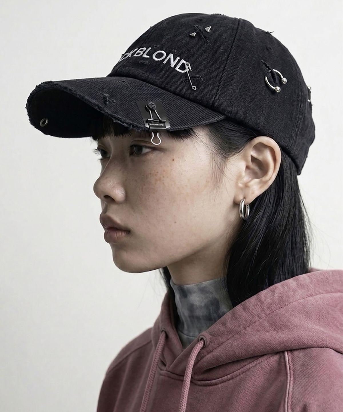 블랙블론드(BLACKBLOND) 비비디 립트 피어싱 커스텀 데님 캡 (블랙)
