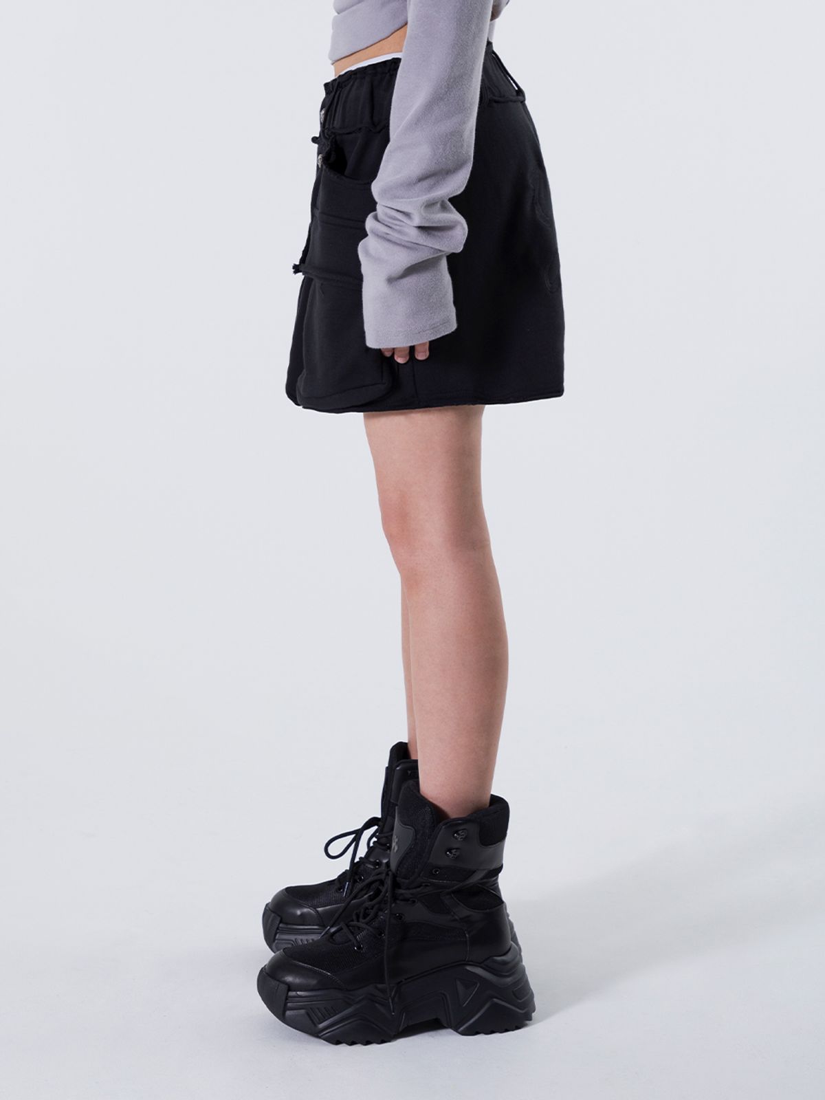 와이이이엘(YEEL) RIVET CARGO MINI SWEAT SKIRT BLACK