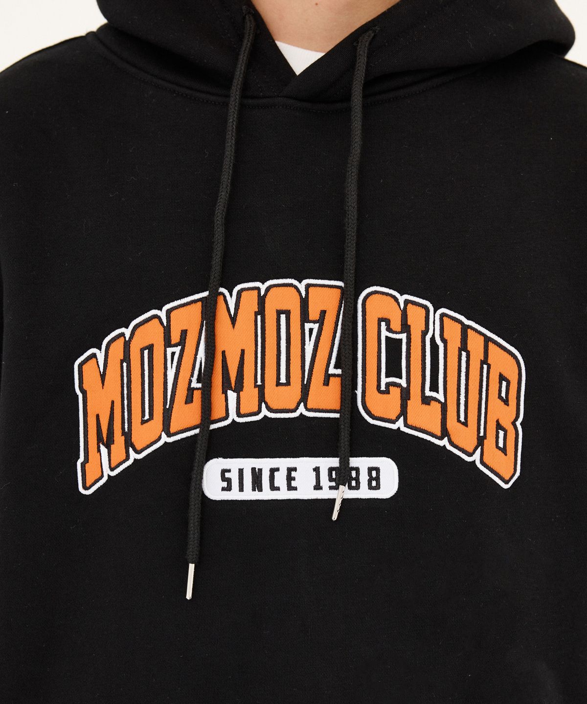 모즈모즈(MOZMOZ) 아치로고 아플리케 오버핏 기모 후드 블랙
