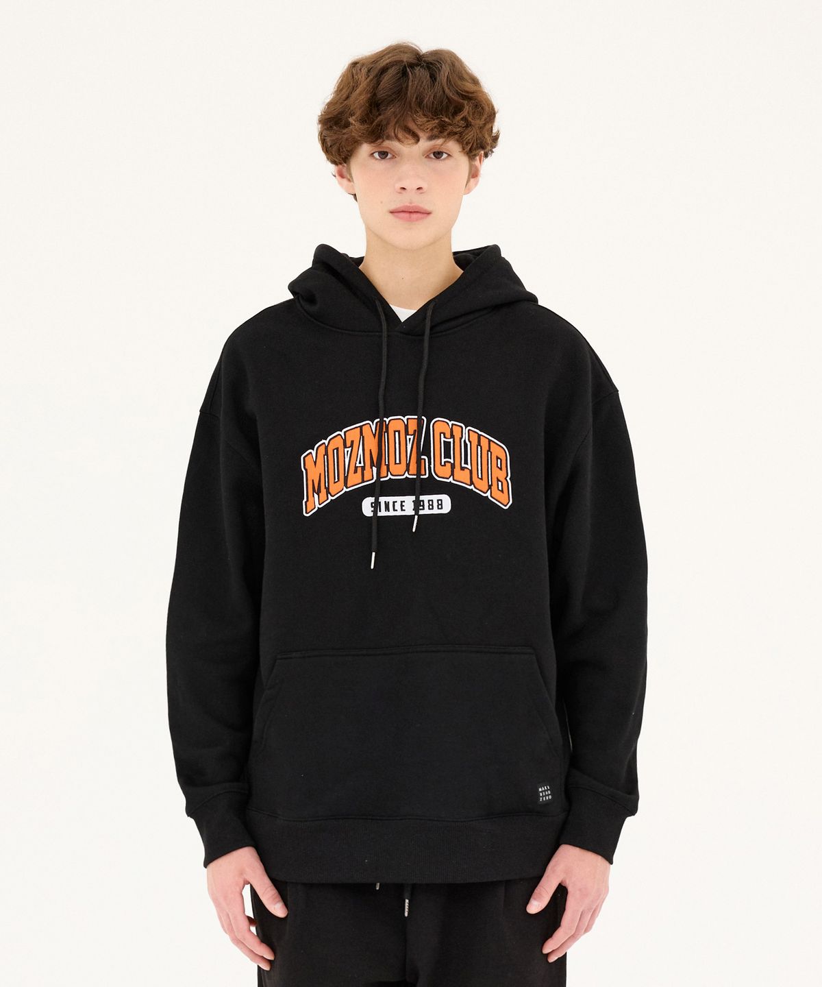 모즈모즈(MOZMOZ) 아치로고 아플리케 오버핏 기모 후드 블랙