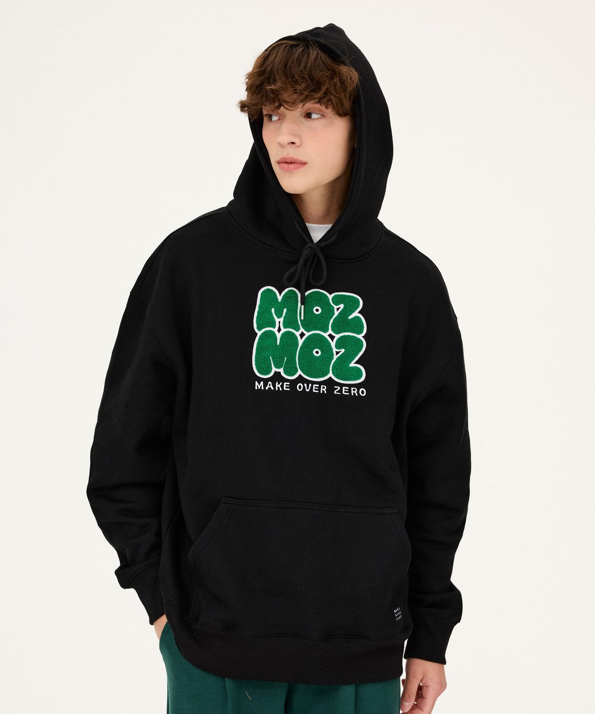 모즈모즈(MOZMOZ) 벌룬로고 부클자수 오버핏 기모후드 블랙