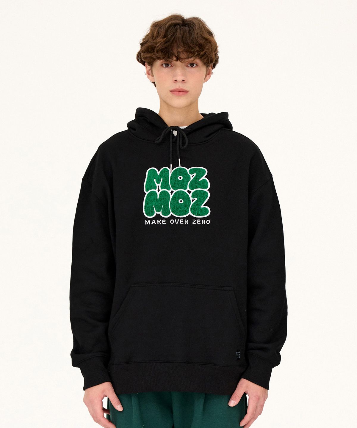 모즈모즈(MOZMOZ) 벌룬로고 부클자수 오버핏 기모후드 블랙