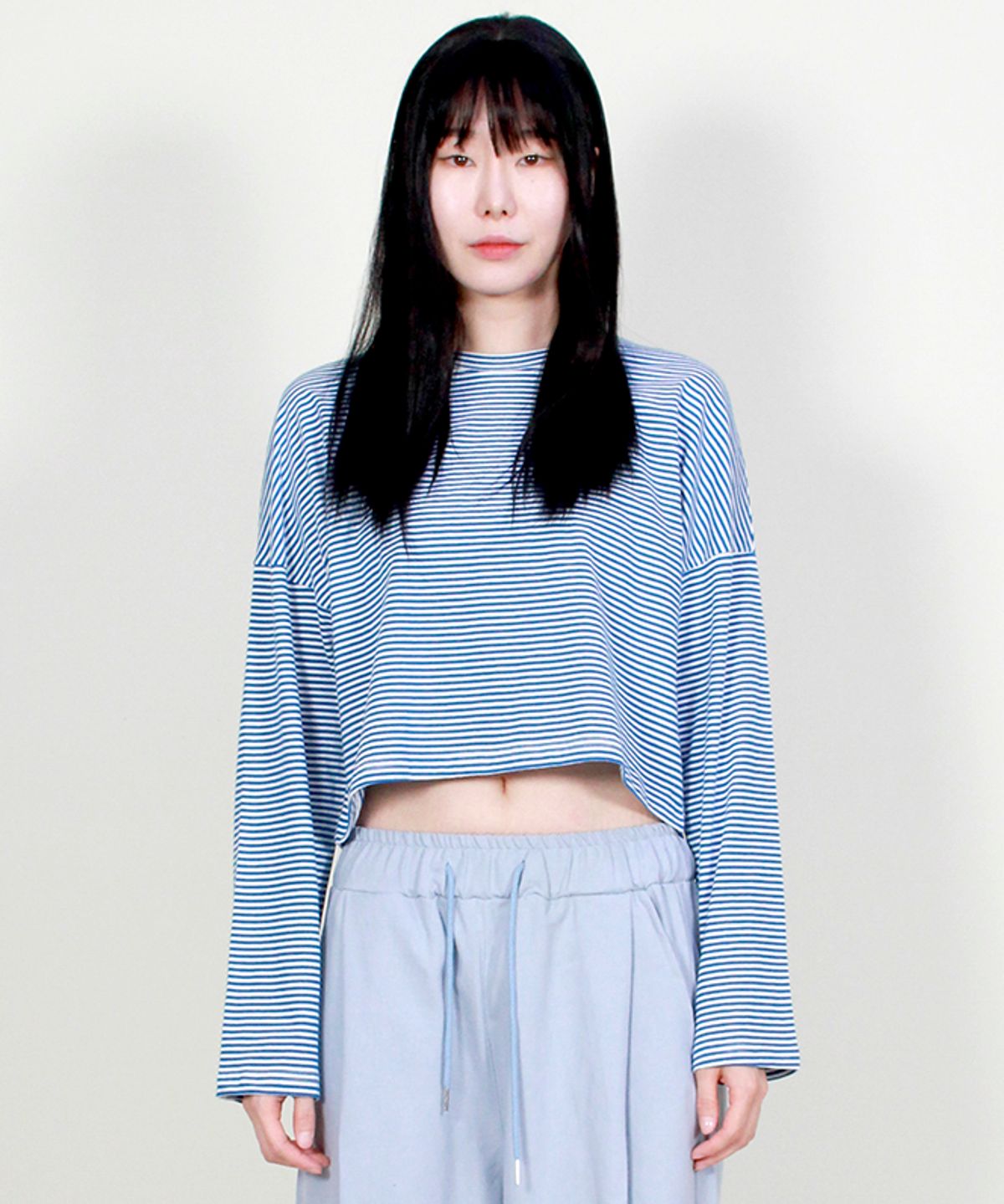 드마크(DEMARC) 루즈핏 무지 크롭 긴팔 티셔츠 스트라이프 블루