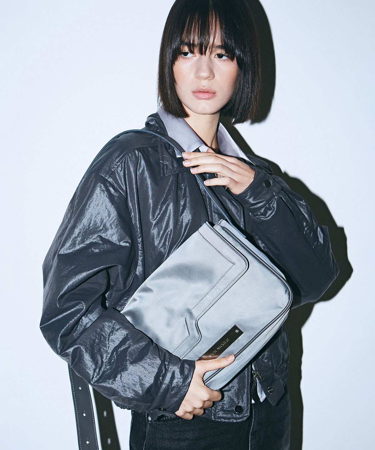 닉앤니콜(NICK&NICOLE) CRYSTAL WAVE POINT MESSENGER BAG_CHARCOAL