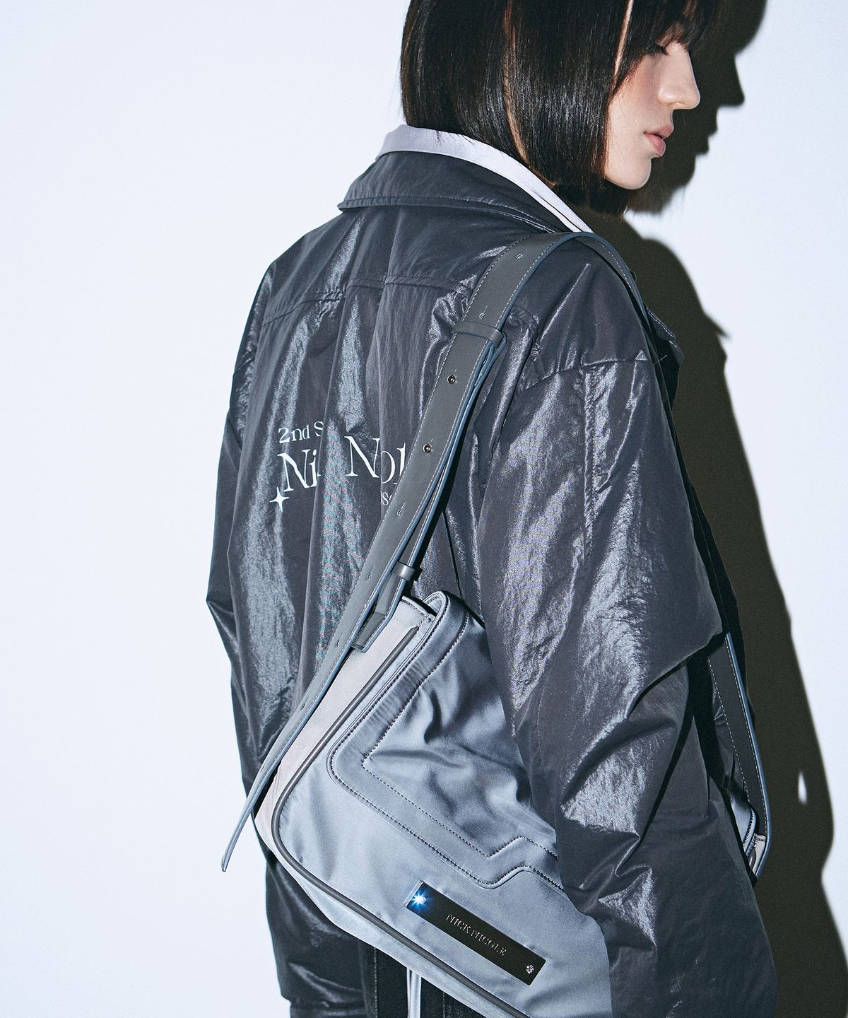 닉앤니콜(NICK&NICOLE) CRYSTAL WAVE POINT MESSENGER BAG_CHARCOAL
