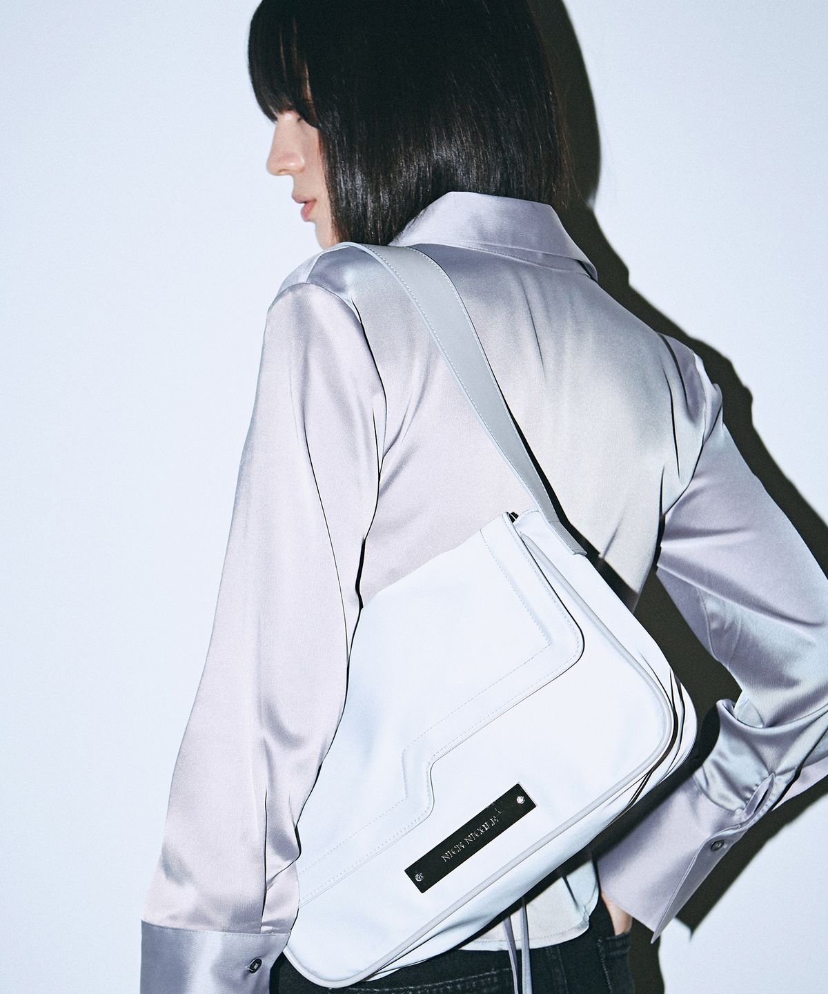 닉앤니콜(NICK&NICOLE) CRYSTAL WAVE POINT MESSENGER BAG_SILVER