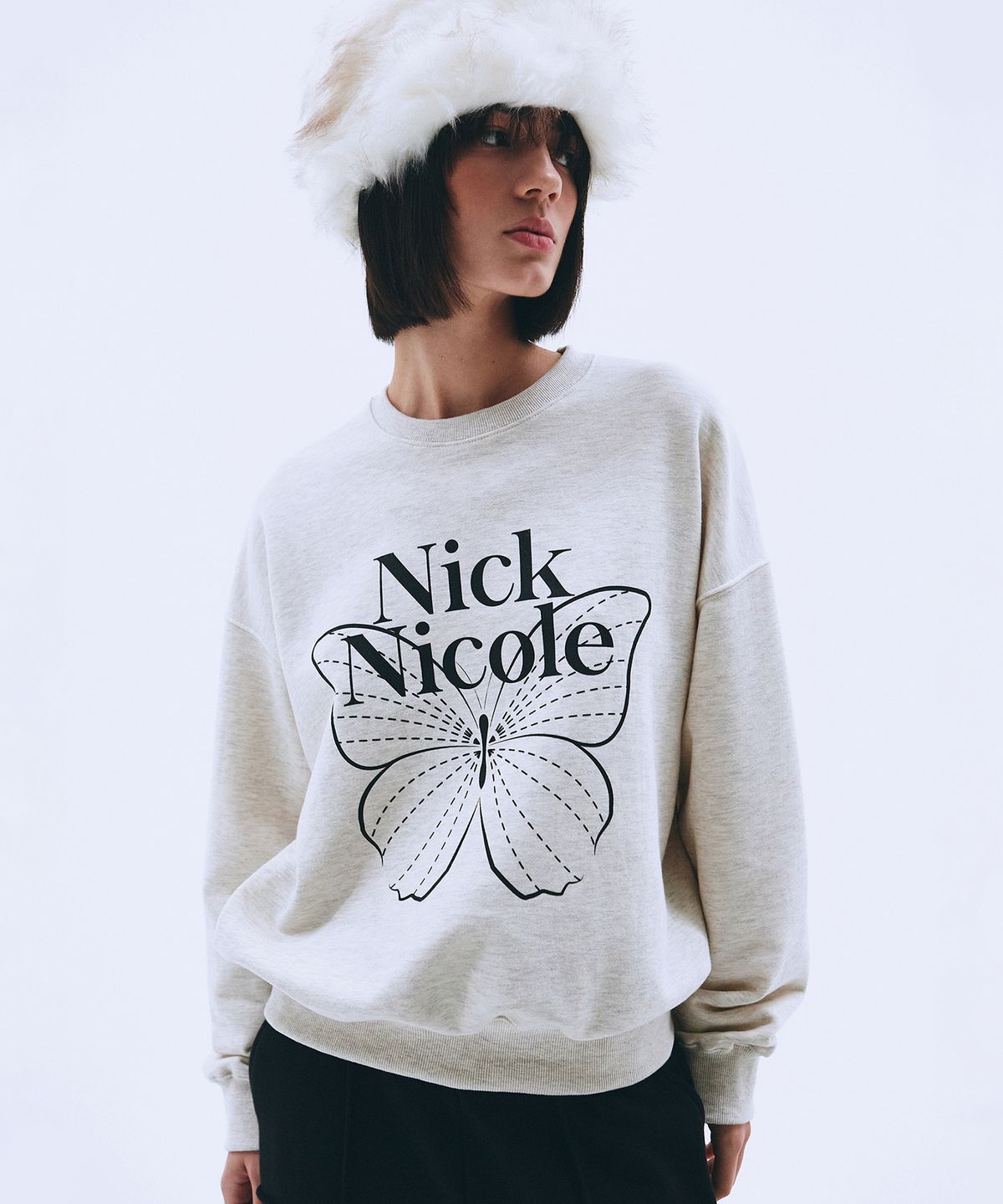 닉앤니콜(NICK&NICOLE) BUTTERFLY SIGNATURE SWEATSHIRT_OATMEAL BLACK
