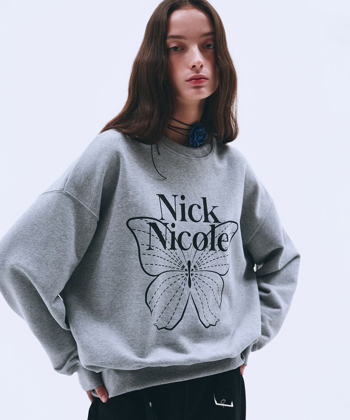 닉앤니콜(NICK&NICOLE) BUTTERFLY SIGNATURE SWEATSHIRT_GRAY BLACK